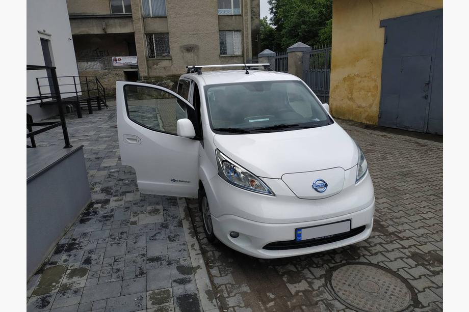 Nissan NV200 2009- Chrome Roof Rails 164 cm, Plastic Feet Photo 3