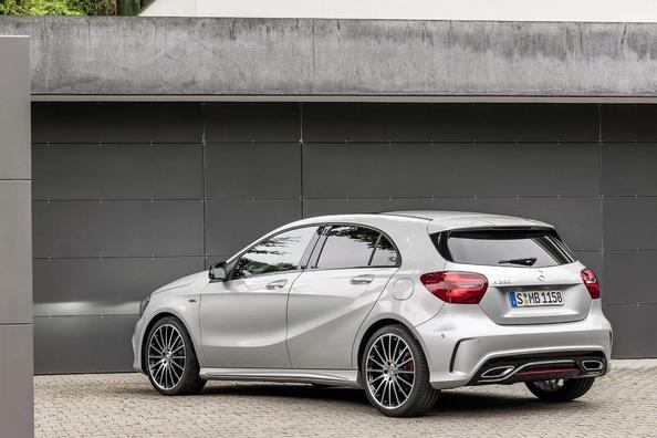 An overview of hatchback Mercedes-Benz A-class W176 Photo 3