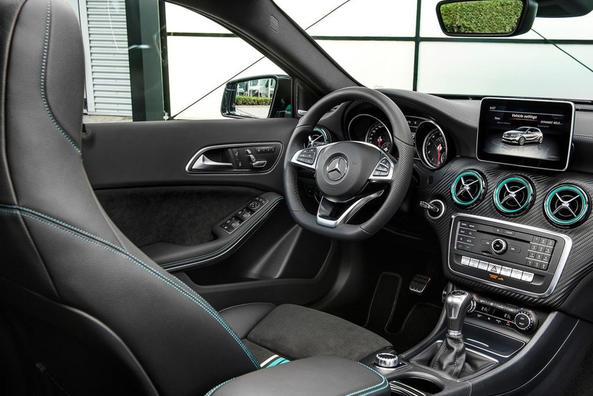 An overview of hatchback Mercedes-Benz A-class W176 Photo 6