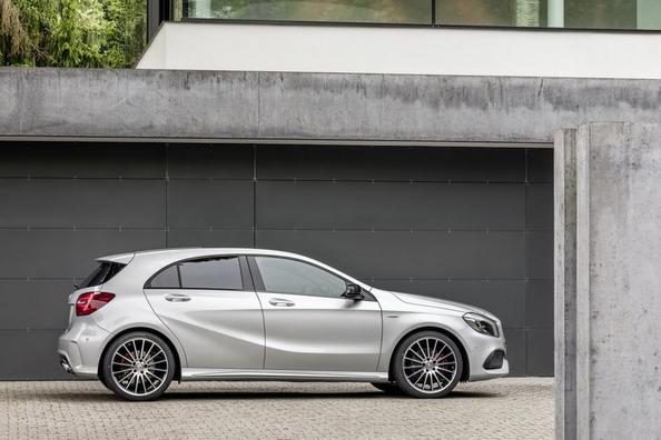 An overview of hatchback Mercedes-Benz A-class W176 Photo 2