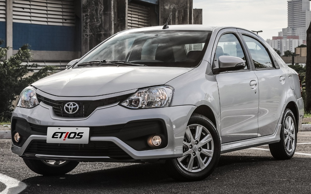 Review budget sedan Toyota Etios