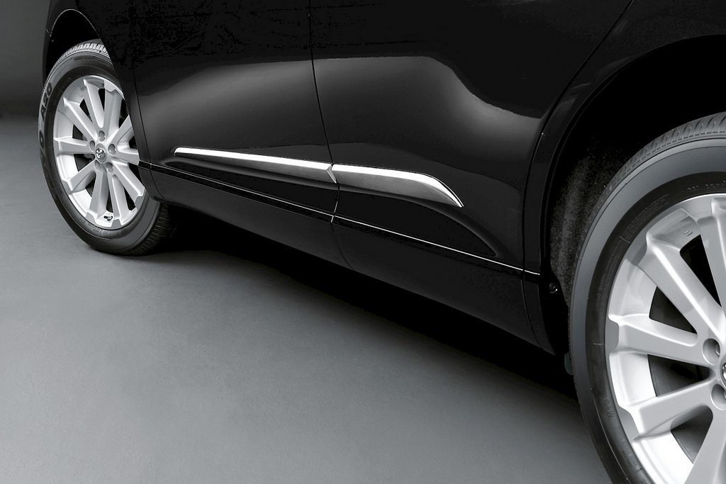 Installation and removal of the side moldings
