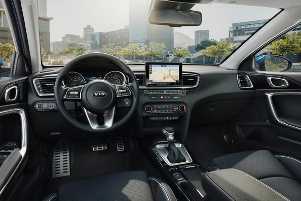 Review of KIA Ceed hatchback of the third generation Photo 6