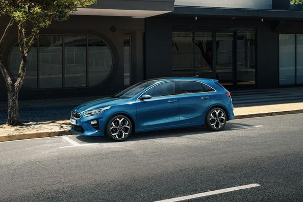 Review of KIA Ceed hatchback of the third generation Photo 2