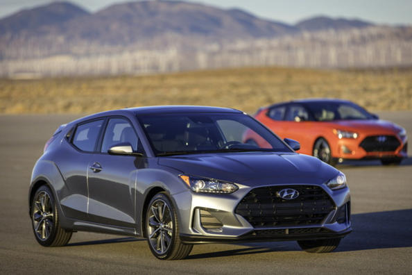 An overview of hatchback Hyundai Veloster the second generation Photo 6