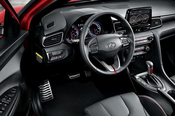An overview of hatchback Hyundai Veloster the second generation Photo 7