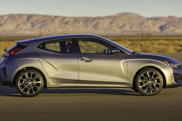 An overview of hatchback Hyundai Veloster the second generation Photo 3
