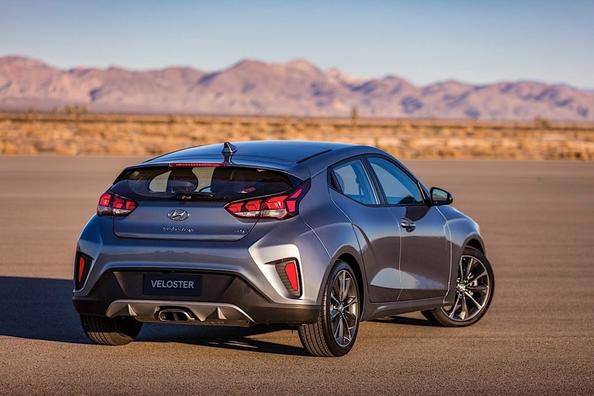 An overview of hatchback Hyundai Veloster the second generation Photo 2
