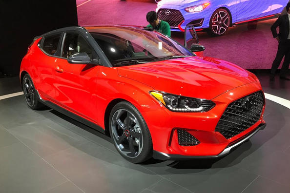 An overview of hatchback Hyundai Veloster the second generation Photo 1