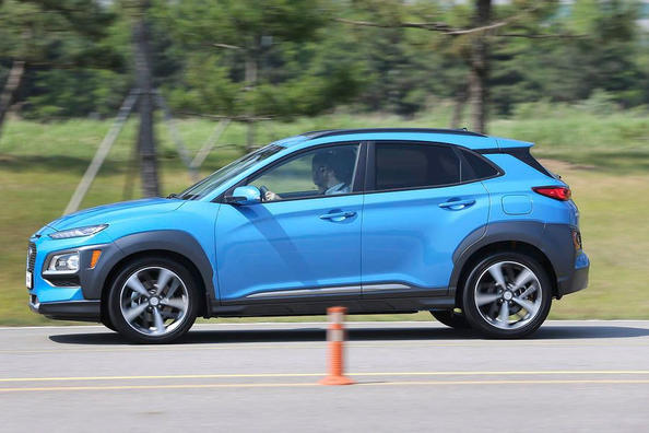 Review the crossover Hyundai Kona Photo 8