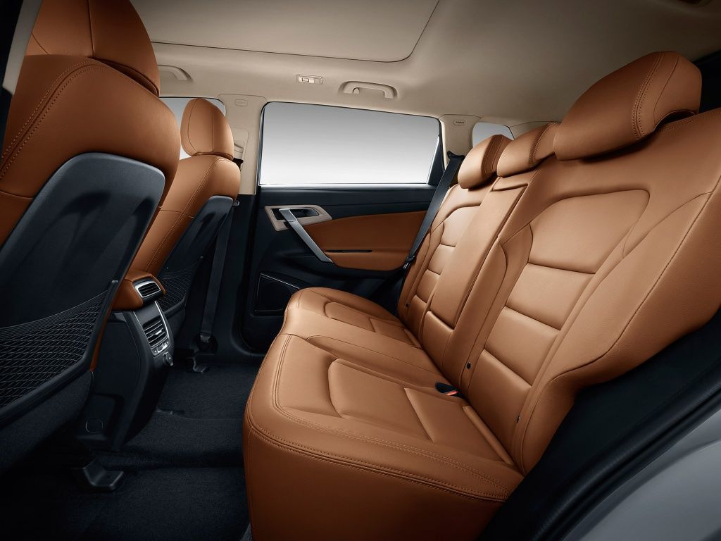 Overview of crossover Geely Atlas