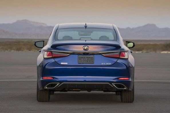 Sedan seventh-generation Lexus ES Photo 6