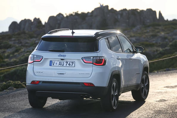 The second generation of crossover Jeep Compass Photo 8
