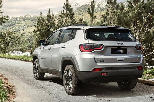 The second generation of crossover Jeep Compass Photo 3