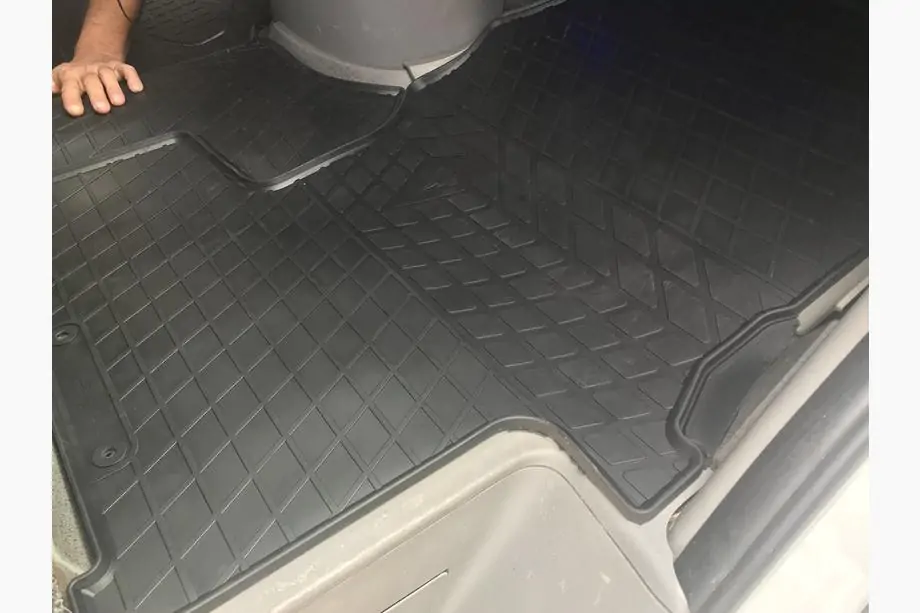 Mercedes Sprinter W906 2006–2018 Rubber Floor Mats (3 pcs, Stingray) Photo 3