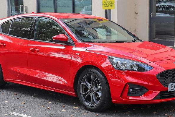 The hatchback the fourth-generation Ford Focus Photo 4