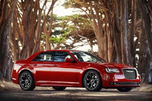 An overview of the Chrysler 300 sedan second generation Photo 2