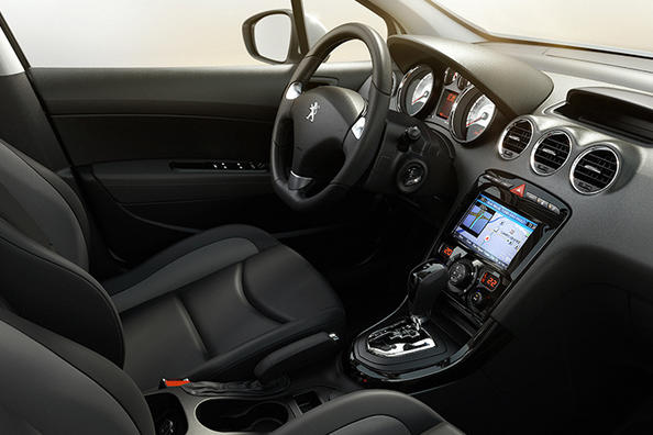 A review of the budgetary sedan Peugeot 408 Photo 4