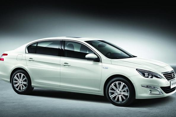 A review of the budgetary sedan Peugeot 408 Photo 3