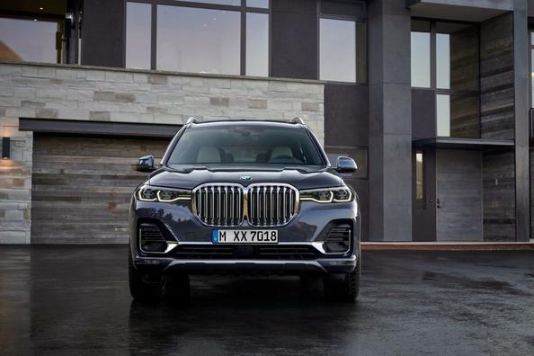 The flagship crossover BMW X7 Photo 10