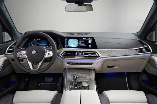 The flagship crossover BMW X7 Photo 5