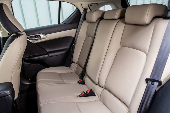 Overview of the hybrid hatchback Lexus CT 200h Photo 3