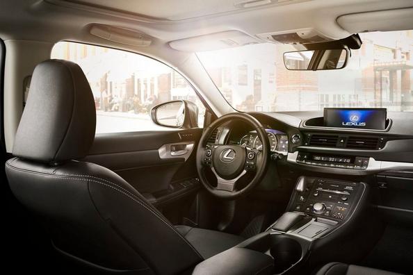 Overview of the hybrid hatchback Lexus CT 200h Photo 2