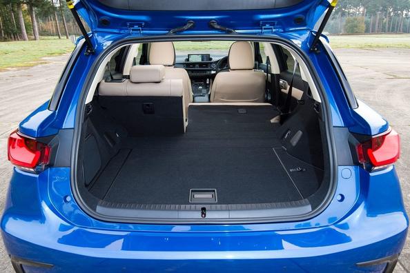 Overview of the hybrid hatchback Lexus CT 200h Photo 6