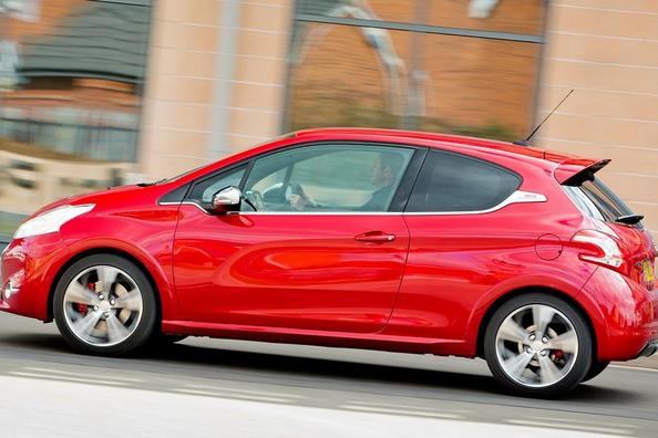 Review three-door hatchback Peugeot 208 GTI version Photo 5
