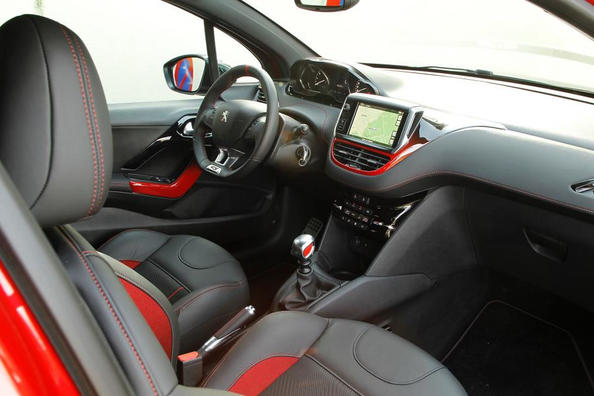 Review three-door hatchback Peugeot 208 GTI version Photo 4