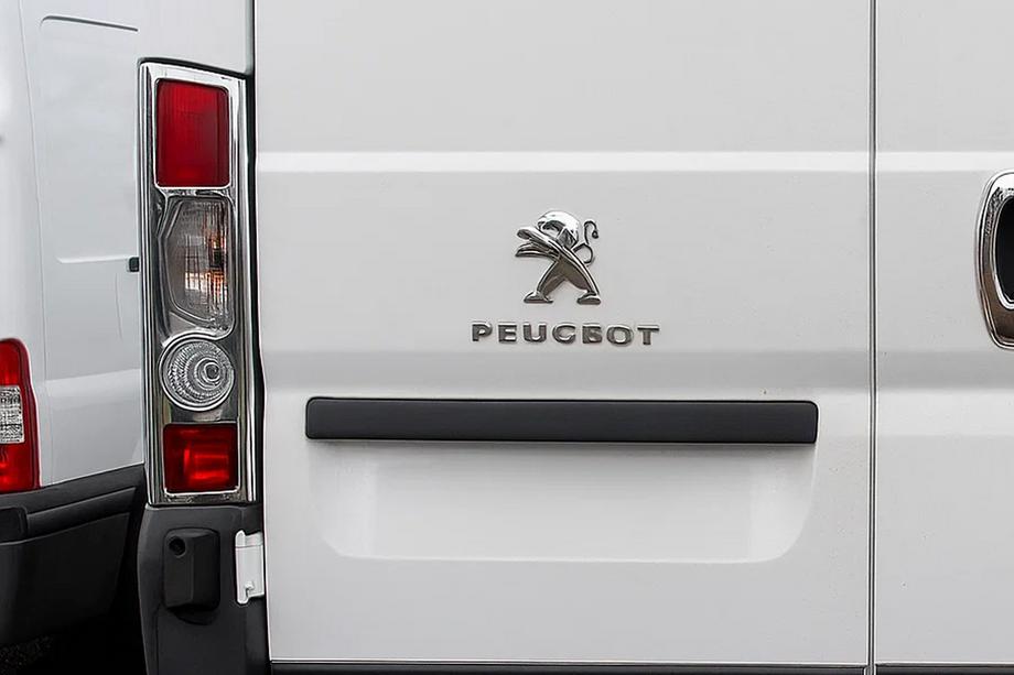 Peugeot Boxer 2006-2025 Chrome Tail Light Covers (2 pcs, Stainless Steel) Image
