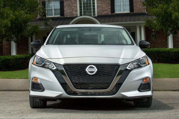 The sixth generation of the Nissan Altima sedan Photo 8