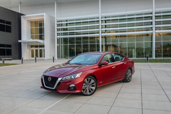 The sixth generation of the Nissan Altima sedan Photo 1
