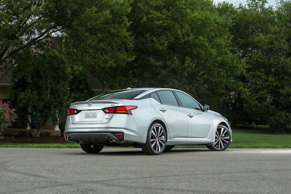 The sixth generation of the Nissan Altima sedan Photo 3