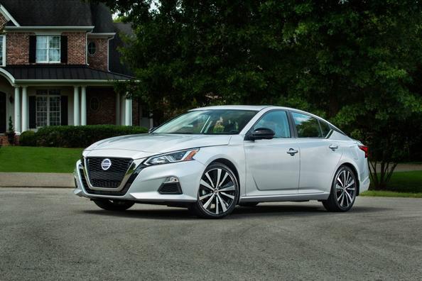 The sixth generation of the Nissan Altima sedan Photo 2
