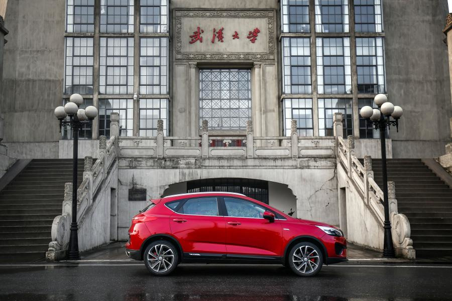 Overview compact crossover Geely Emgrand GS
