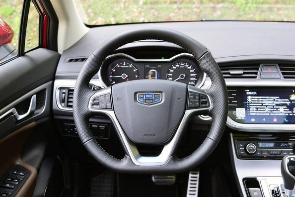Overview compact crossover Geely Emgrand GS Photo 5