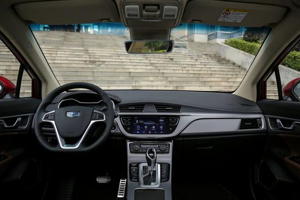Overview compact crossover Geely Emgrand GS Photo 4