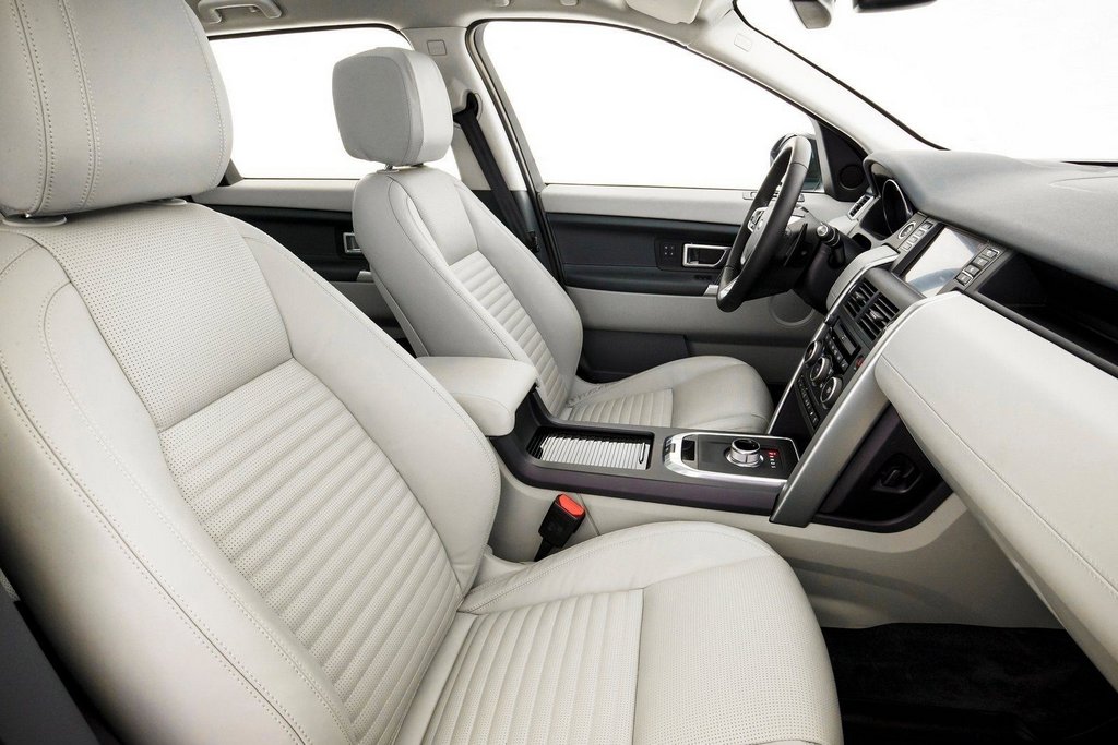 Overview of the seven-seater crossover Land Rover Discovery Sport