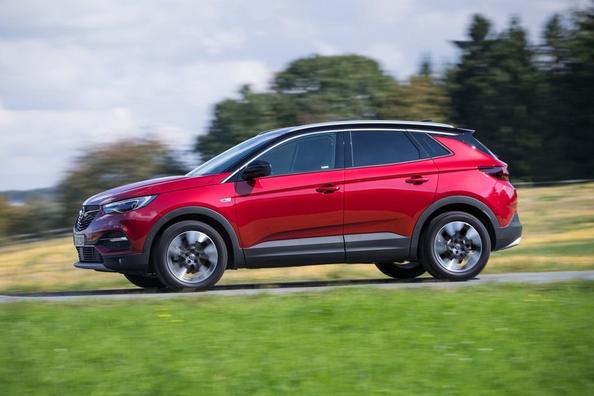 Overview of crossover Opel Grandland X Photo 8