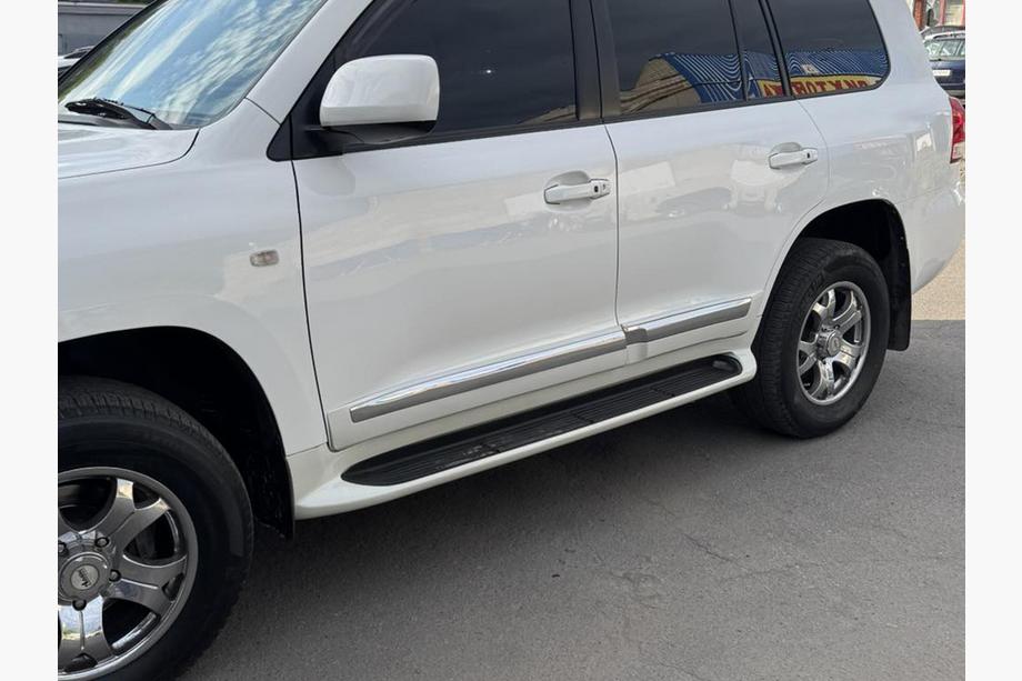 Lexus LX570/450d 2008-2022 LED Side Skirts (Lexus 2012-2016 Design) Photo 9