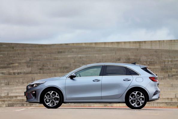 Overview of the third generation of the Kia Ceed hatchback Photo 11