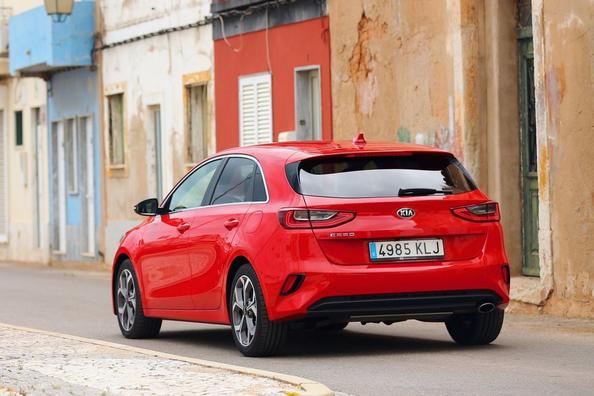 Overview of the third generation of the Kia Ceed hatchback Photo 2