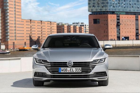 The five-door liftback Volkswagen Arteon Photo 11
