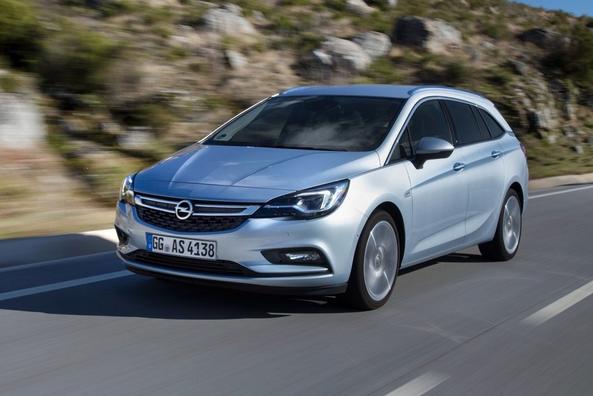 Review five-door hatchback Opel Astra K Photo 2