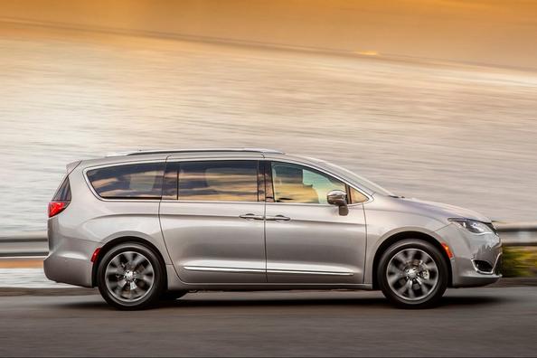 Full-size seven-seat MPV Chrysler Pacifica Photo 10
