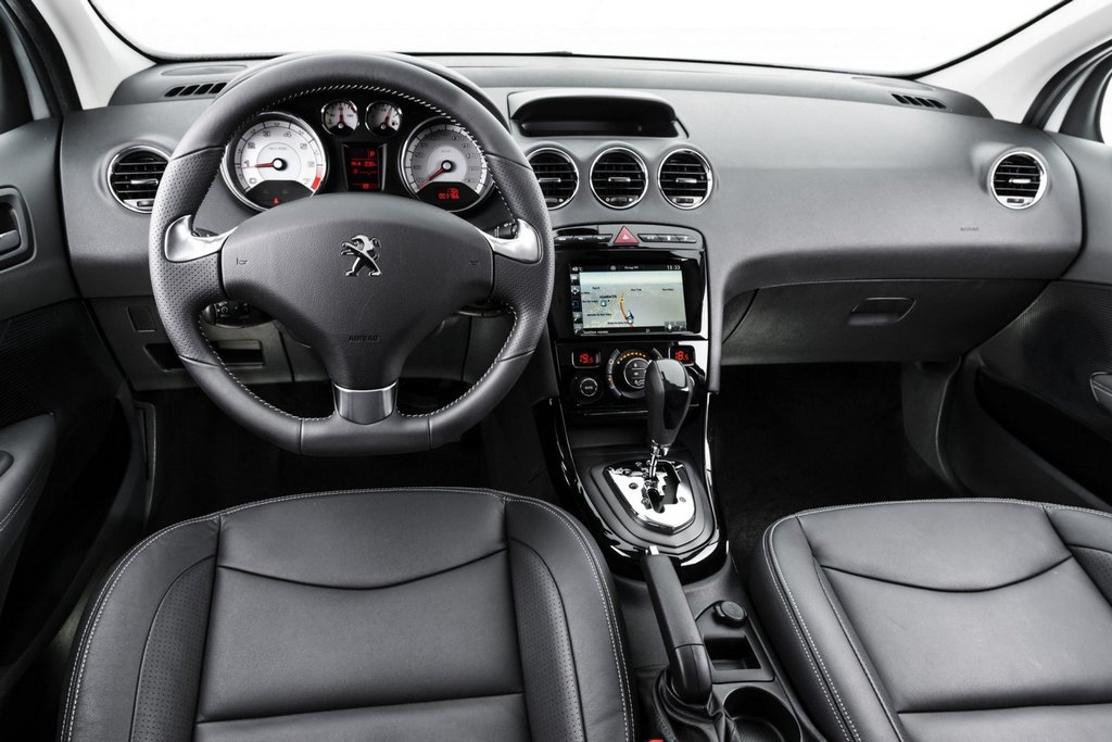 Overview compact sedan Peugeot 408