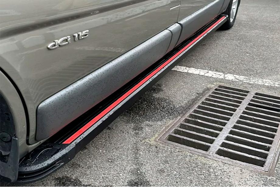 Renault Trafic 2001–2015 Side Steps Maya Red-Black (2 pcs, Aluminum) Image