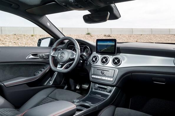 Overview of the compact crossover Mercedes-Benz GLA-Class Photo 8