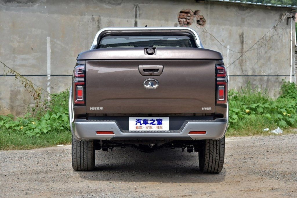 Overview of mid-size pickup truck Great Wall Pao